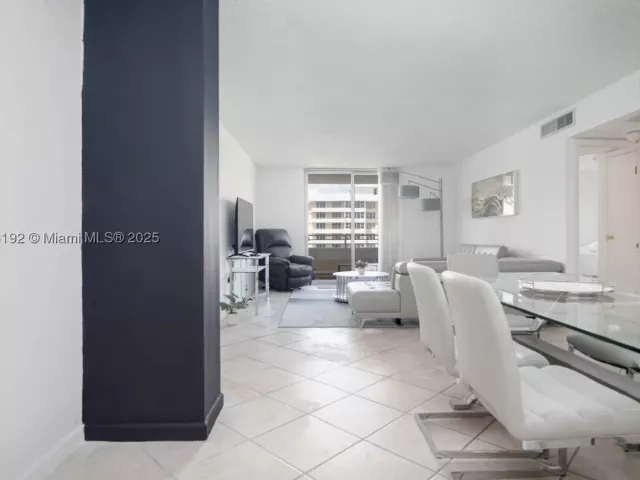 2-bedroom condo for sale in Miami Beach - 5555 Collins Ave 14U - MondialRealty