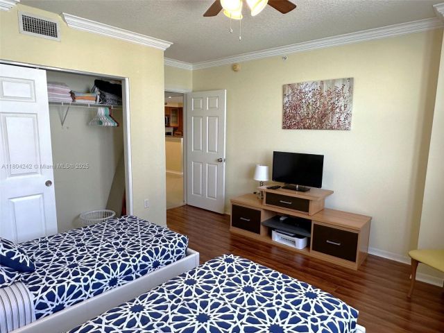 Apartment for rent  Unit #1606 - photo 6046005