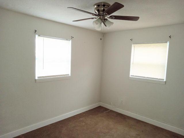 Home for rent at 305 NW 4th Avenue - photo 6505446