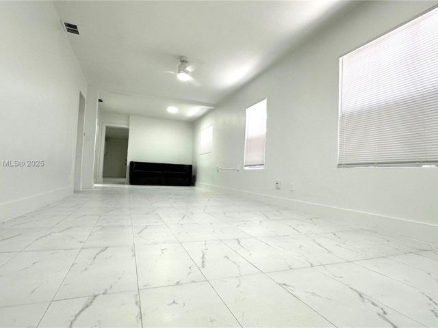 Home for rent at 912 NW 2nd St 912 - photo 6055495