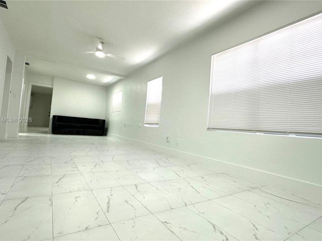 Home for rent at 912 NW 2nd St 912 - photo 6055496