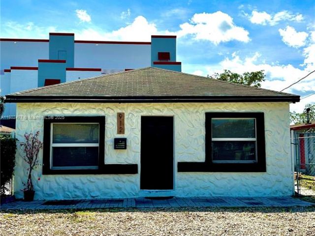 Home for rent at 912 NW 2nd St 912 - photo 6055501