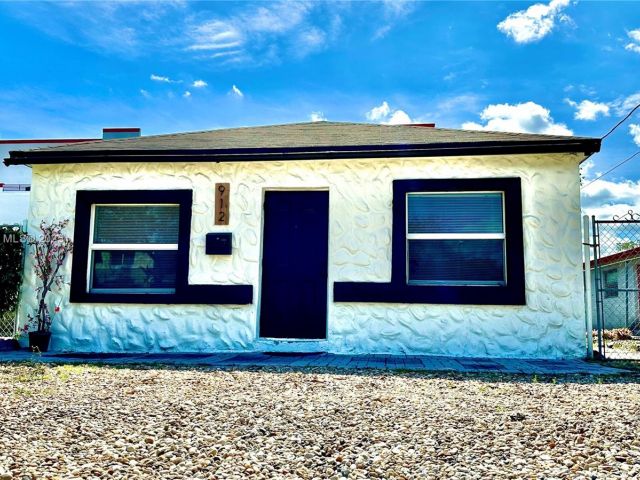 Home for rent at 912 NW 2nd St 912 - photo 6055502