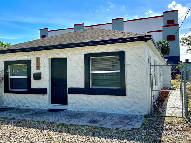 Home for rent at 912 NW 2nd St 912 - photo 6055503