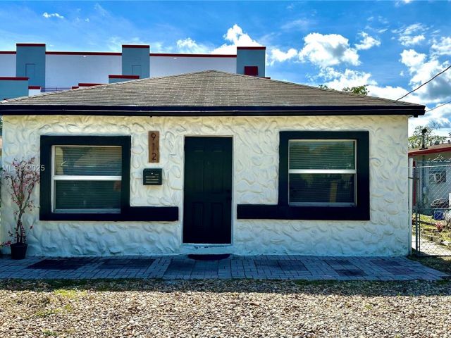 Home for rent at 912 NW 2nd St 912 - photo 6055504