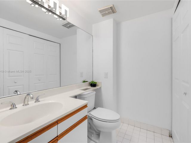 Apartment for sale  Unit #1005 - photo 6054201