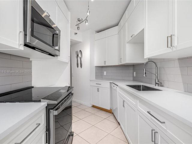 Apartment for sale  Unit #1005 - photo 6054205