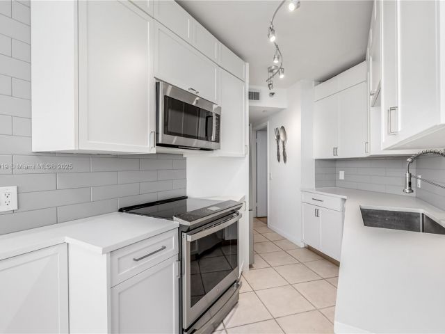 Apartment for sale  Unit #1005 - photo 6054207