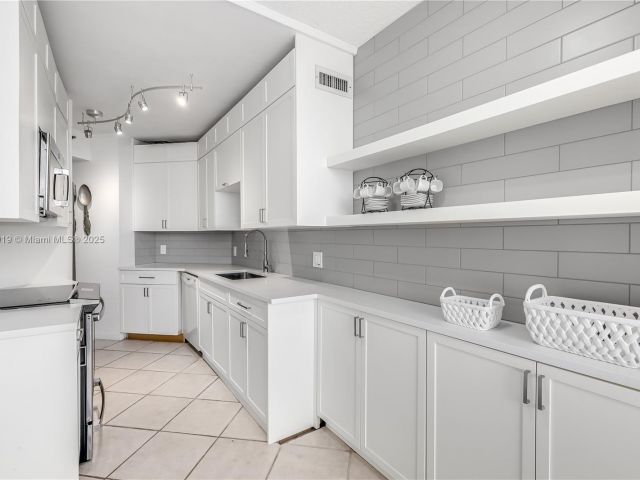 Apartment for sale  Unit #1005 - photo 6054208