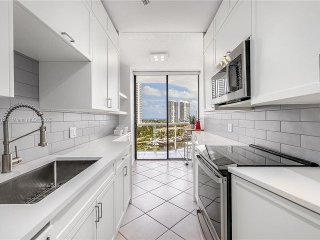 Apartment for sale  Unit #1005 - photo 6054210