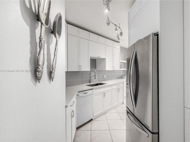 Apartment for sale  Unit #1005 - photo 6054211