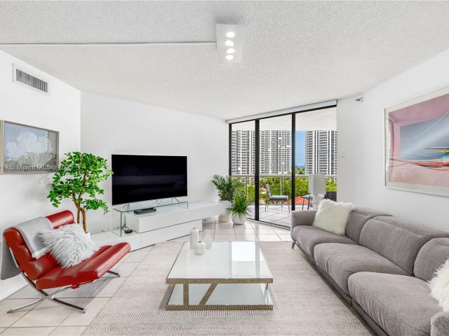 Apartment for sale  Unit #1005 - photo 6054216