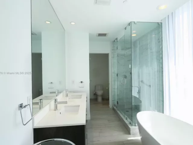 3-bedroom condo for sale in Miami - 480 NE 31 St 2607 - MondialRealty