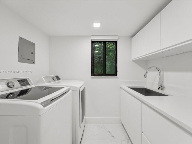 Home for rent at 112 E 1st Ct - photo 6083774