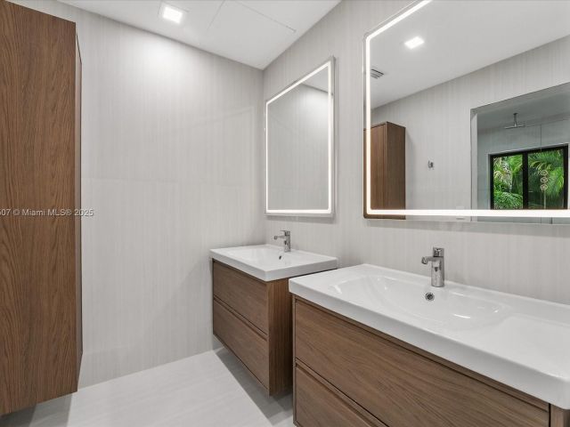 Home for rent at 112 E 1st Ct - photo 6083782