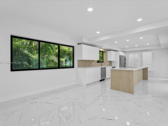 Home for rent at 112 E 1st Ct - photo 6083787