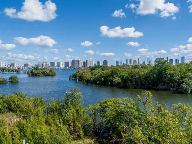 2-bedroom condo for sale in North Miami Beach - 16385 Biscayne Blvd 417 - MondialRealty