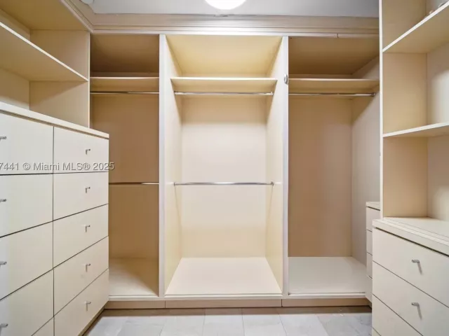 2-bedroom condo for sale in Miami Beach - 5235 Fisher Island Dr 5235 - MondialRealty