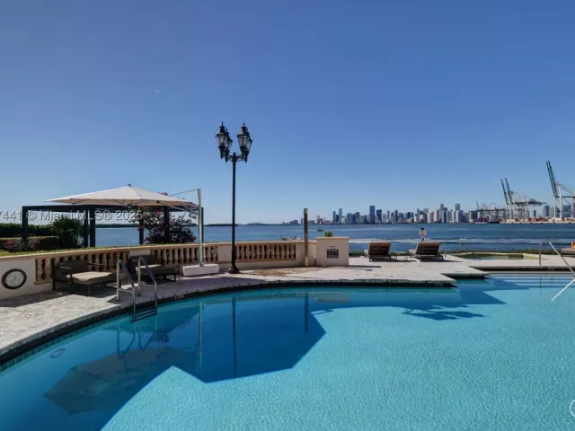 2-bedroom condo for sale in Miami Beach - 5235 Fisher Island Dr 5235 - MondialRealty