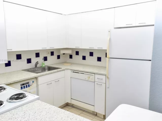 1-bedroom condo for sale in Miami Beach - 1500 Bay Rd 1532S - MondialRealty