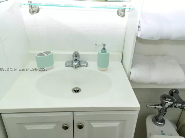 1-bedroom condo for sale in Miami Beach - 1500 Bay Rd 1532S - MondialRealty