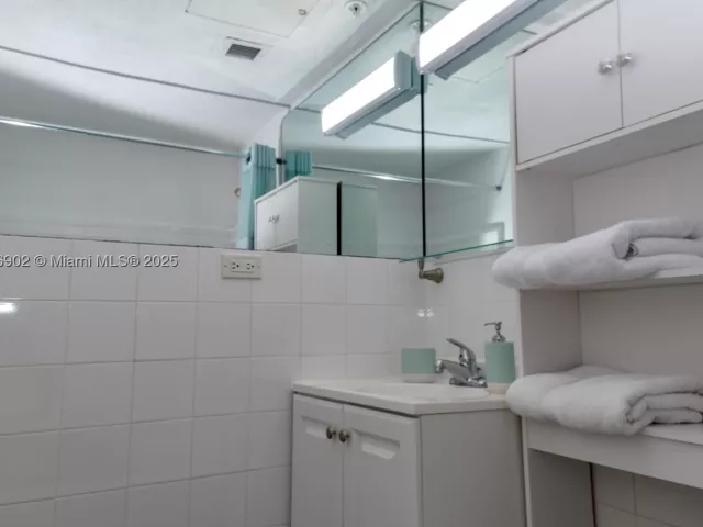 1-bedroom condo for sale in Miami Beach - 1500 Bay Rd 1532S - MondialRealty