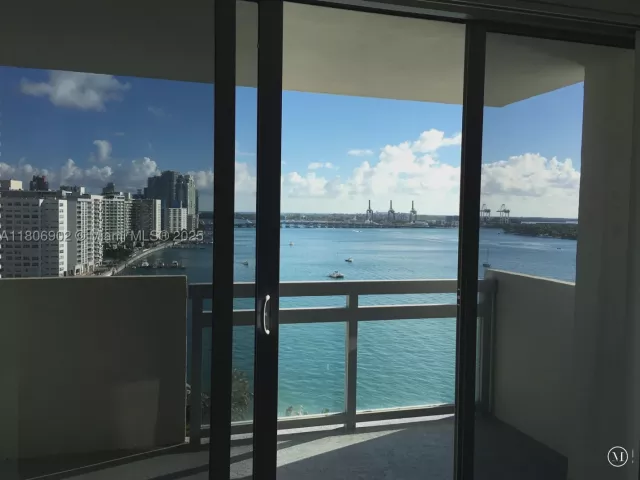 1-bedroom condo for sale in Miami Beach - 1500 Bay Rd 1532S - MondialRealty