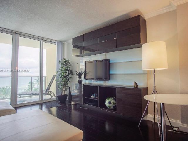 1-bedroom condo for rent in Hollywood - 2501 S Ocean Dr 520 - MondialRealty