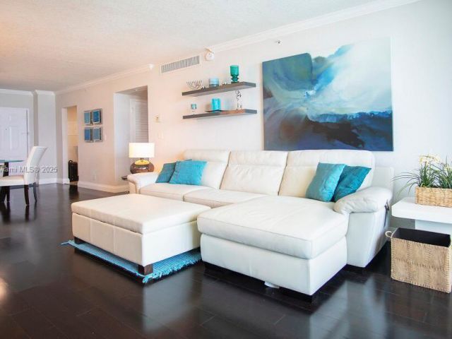 1-bedroom condo for rent in Hollywood - 2501 S Ocean Dr 520 - MondialRealty
