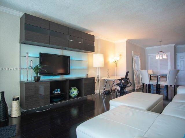1-bedroom condo for rent in Hollywood - 2501 S Ocean Dr 520 - MondialRealty