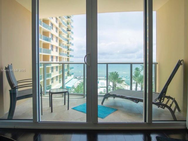 1-bedroom condo for rent in Hollywood - 2501 S Ocean Dr 520 - MondialRealty