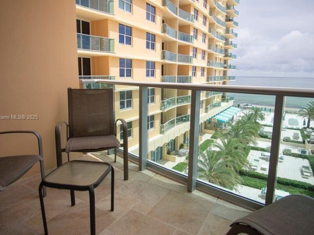 1-bedroom condo for rent in Hollywood - 2501 S Ocean Dr 520 - MondialRealty