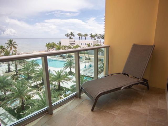 1-bedroom condo for rent in Hollywood - 2501 S Ocean Dr 520 - MondialRealty