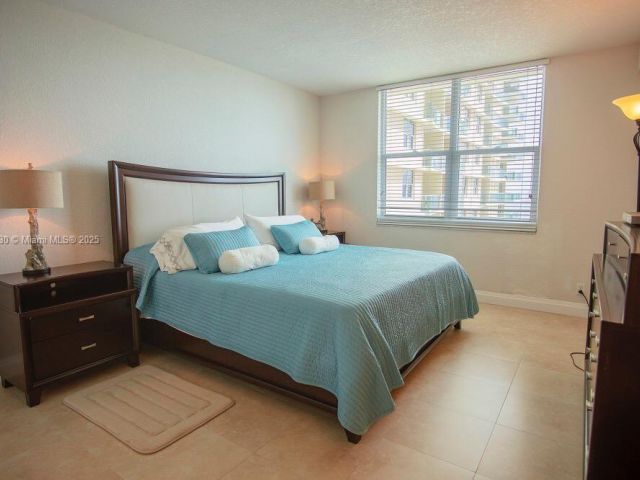 1-bedroom condo for rent in Hollywood - 2501 S Ocean Dr 520 - MondialRealty