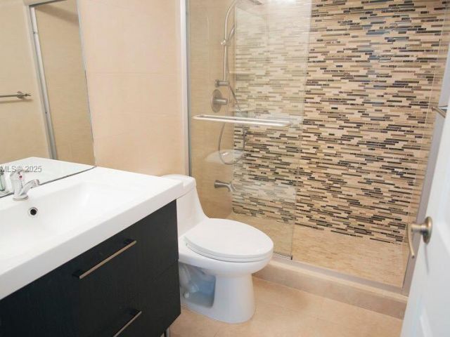 1-bedroom condo for rent in Hollywood - 2501 S Ocean Dr 520 - MondialRealty
