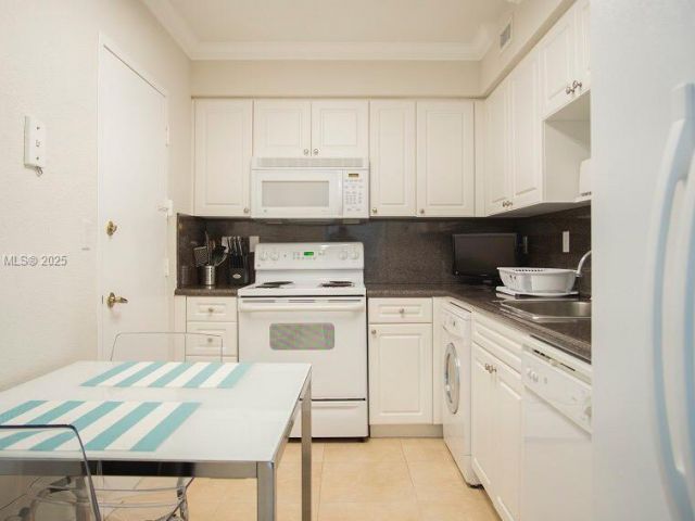 1-bedroom condo for rent in Hollywood - 2501 S Ocean Dr 520 - MondialRealty