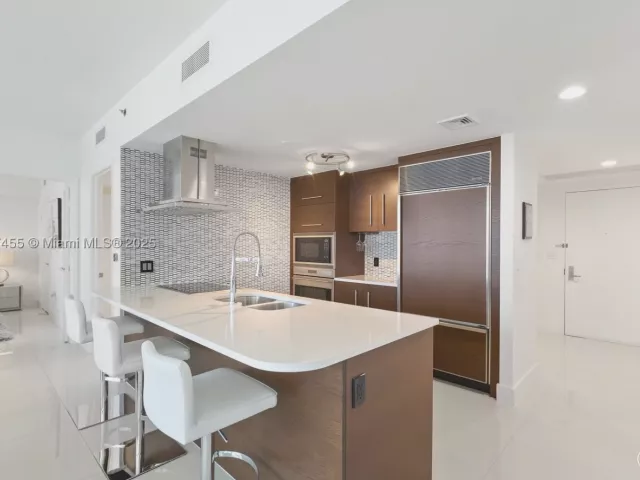 2-bedroom condo for sale in Miami - 495 Brickell Ave 2304 - MondialRealty