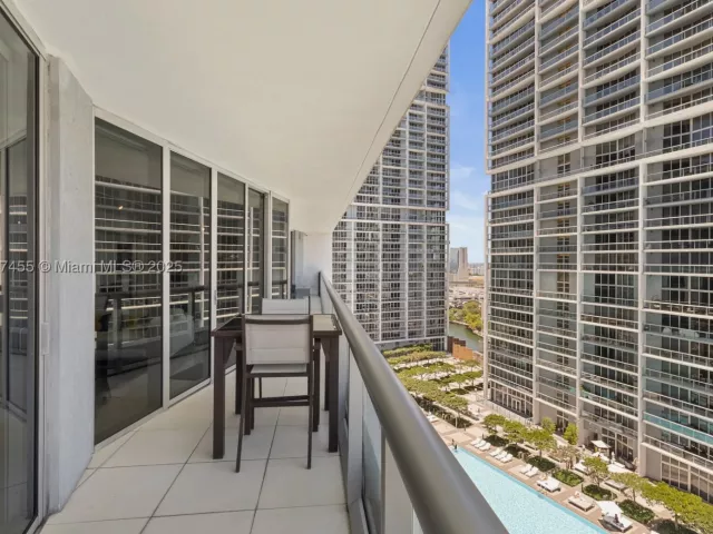 2-bedroom condo for sale in Miami - 495 Brickell Ave 2304 - MondialRealty