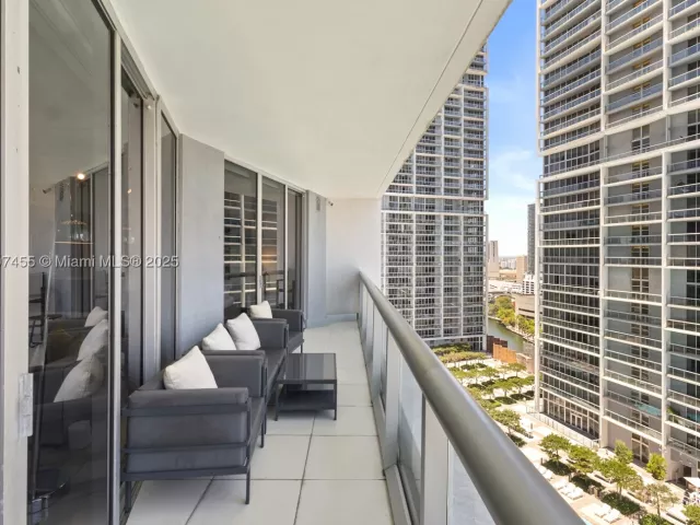 2-bedroom condo for sale in Miami - 495 Brickell Ave 2304 - MondialRealty