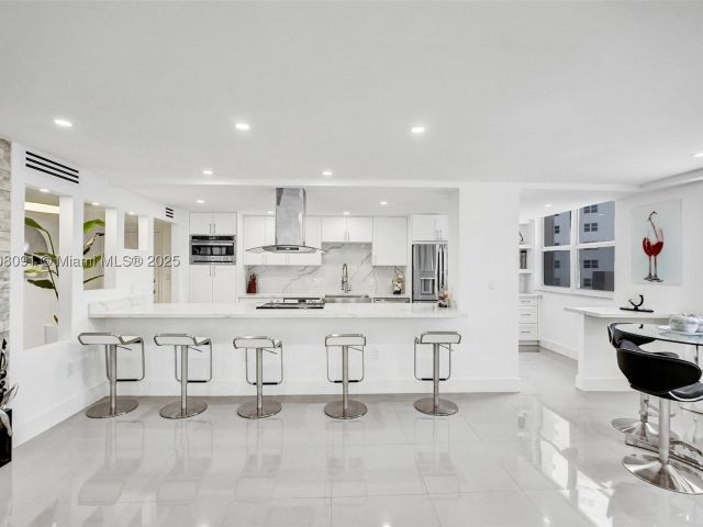 2-bedroom condo for sale in Hollywood - 2751 S Ocean Dr 301S - MondialRealty