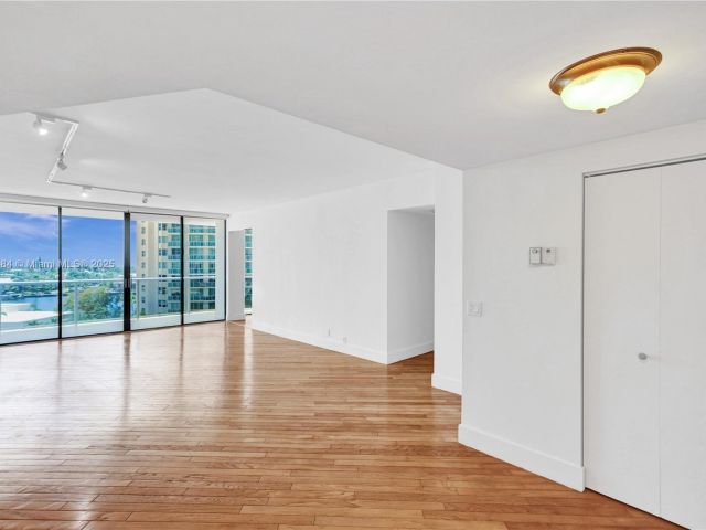 Apartment for rent  Unit #412 - photo 6064414