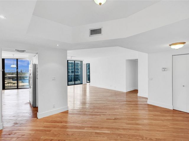 Apartment for rent  Unit #412 - photo 6064415