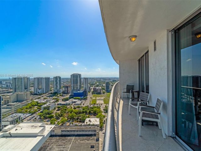 1-bedroom condo for rent in Miami - 1750 N Bayshore Dr 3910 - MondialRealty