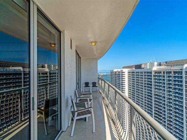 1-bedroom condo for rent in Miami - 1750 N Bayshore Dr 3910 - MondialRealty