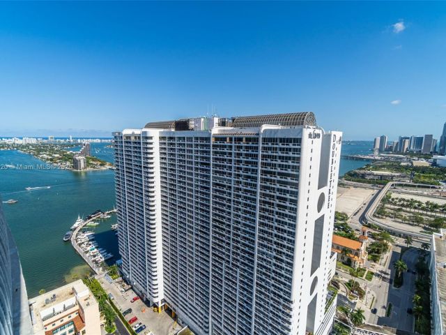 1-bedroom condo for rent in Miami - 1750 N Bayshore Dr 3910 - MondialRealty