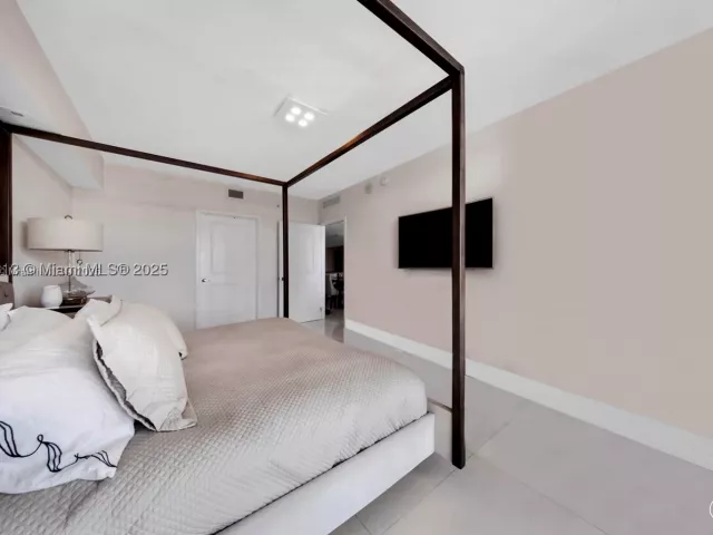2-bedroom condo for rent in Sunny Isles Beach - 400 Sunny Isles 1106 - MondialRealty