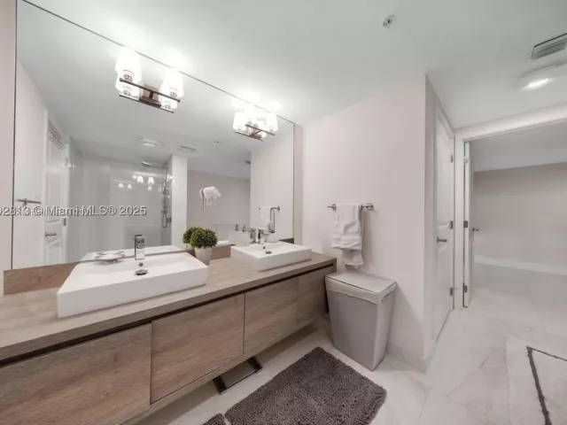 2-bedroom condo for rent in Sunny Isles Beach - 400 Sunny Isles 1106 - MondialRealty