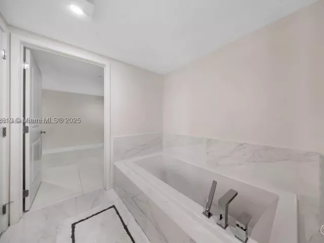 2-bedroom condo for rent in Sunny Isles Beach - 400 Sunny Isles 1106 - MondialRealty