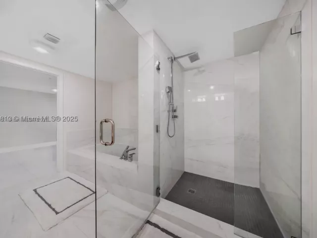 2-bedroom condo for rent in Sunny Isles Beach - 400 Sunny Isles 1106 - MondialRealty