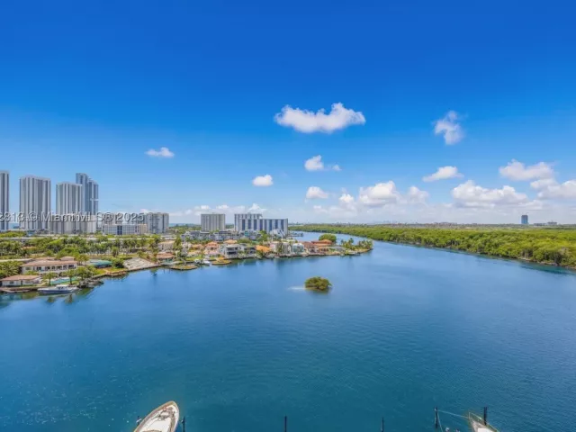 2-bedroom condo for rent in Sunny Isles Beach - 400 Sunny Isles 1106 - MondialRealty